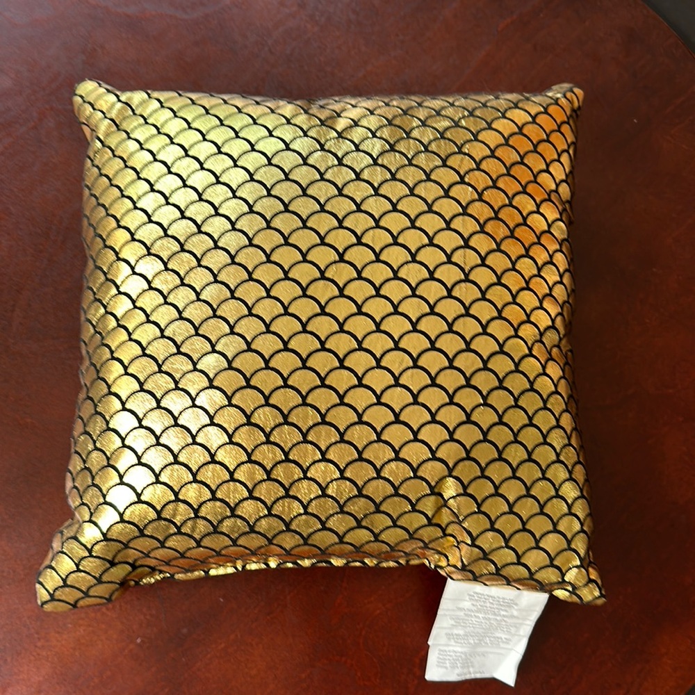 Gold throw pillows - Picture 2 of 8